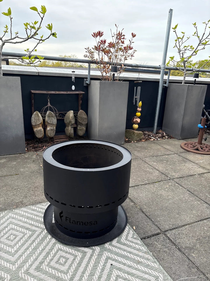 Flamesa Flame vuurkorf op een buitenkleed op een dakterras