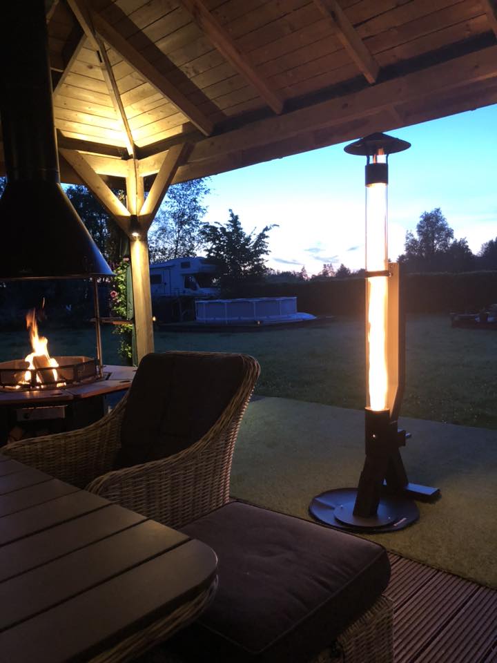Terrassenheizer auf Pellets unter einer Holzüberdachung