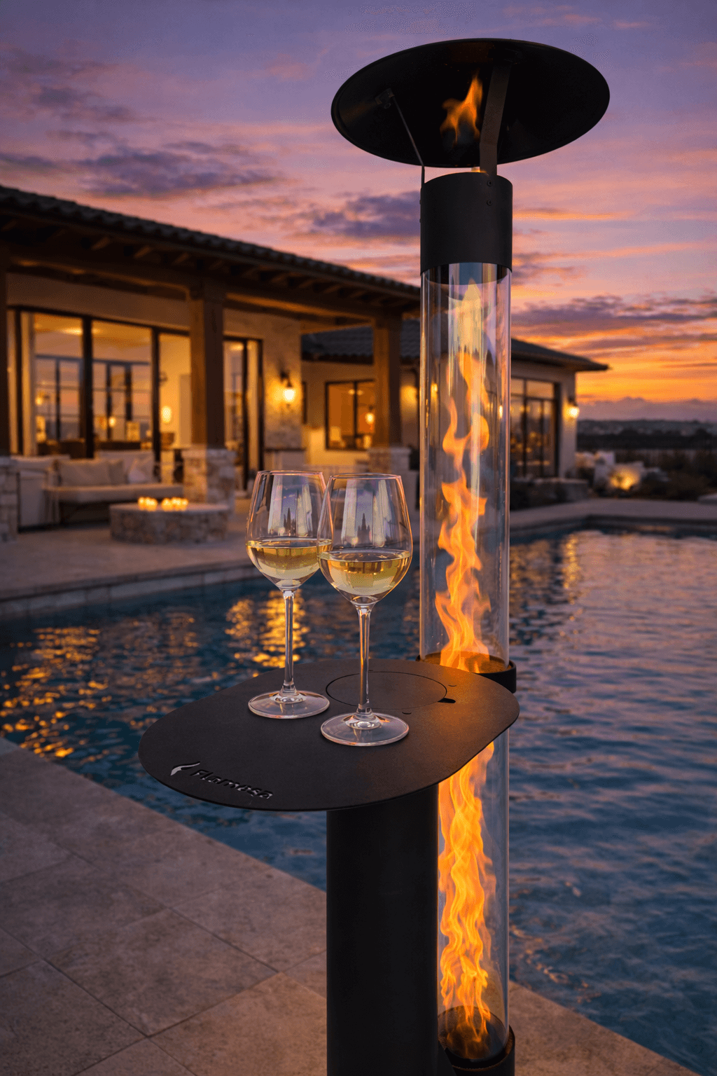 Flamesa Lumina pelletkachel voor buiten met glazen vlamkolom en geïntegreerde tafel