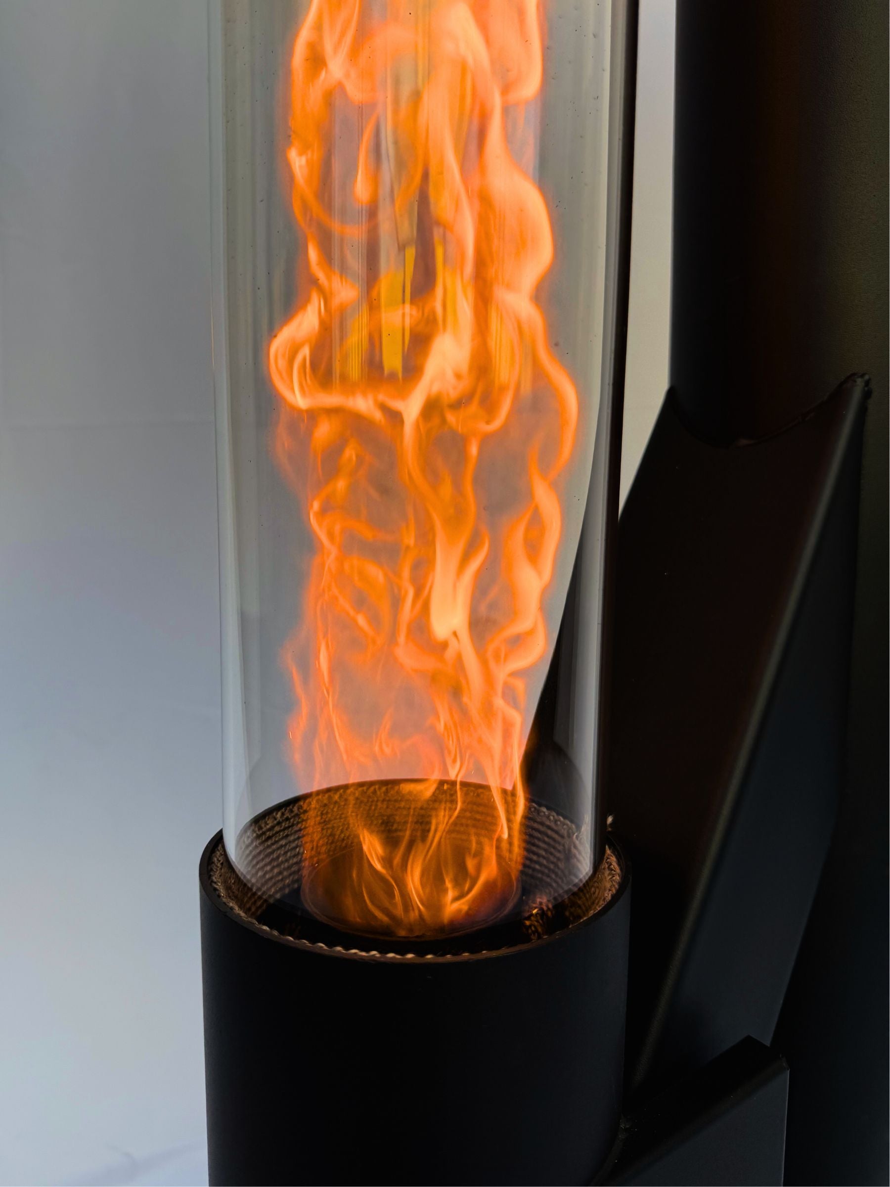 Flamesa Lumina – Design Pelletkachel terrasverwarmer voor Buiten met Tafel Flamesa.nl