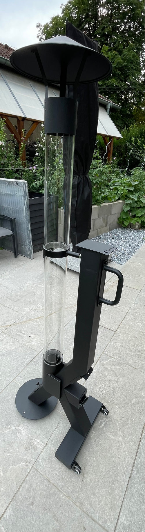 Flamesa sfeerhaard voor buiten met glasbuis en handgreep op een terras, kachel niet aan