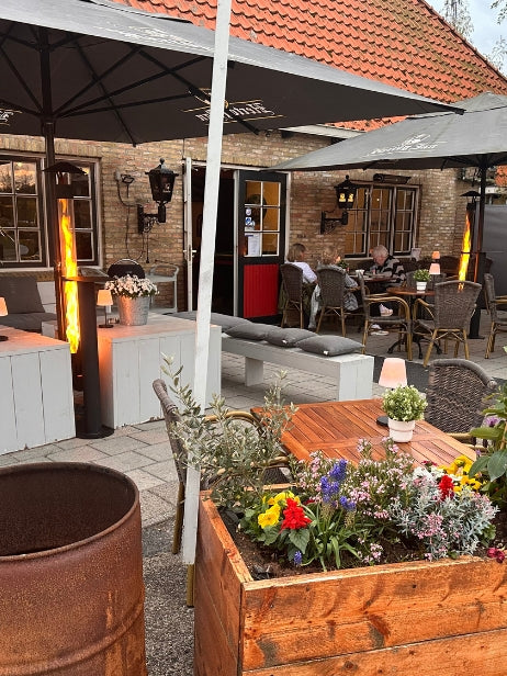 De kachels trekken mensen en gezelligheid aan.