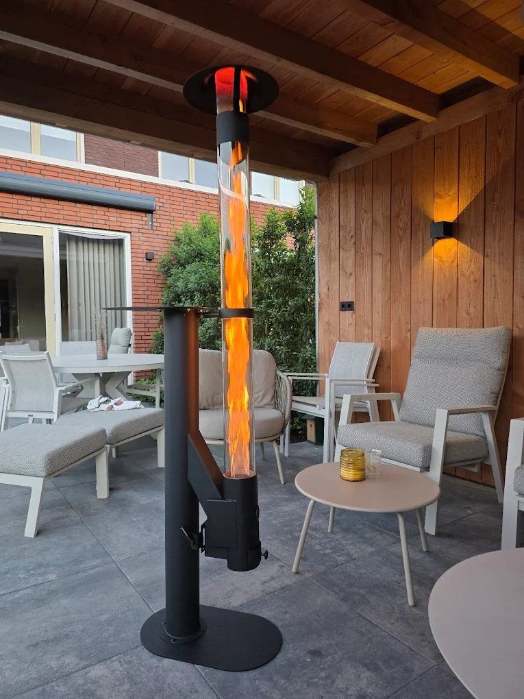Flamesa Pelletofen für draußen auf einer überdachten Terrasse mit hellgrauen Loungemöbeln