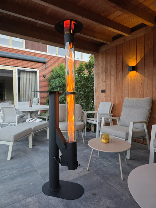 Flamesa buitenhaard op pellets op een overdekt terras met lichtgrijze loungestoelen en een bijzettafel