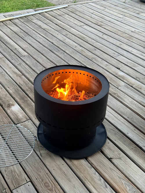 Flamesa vuurkorf met vlammen op een houten vlonderterras