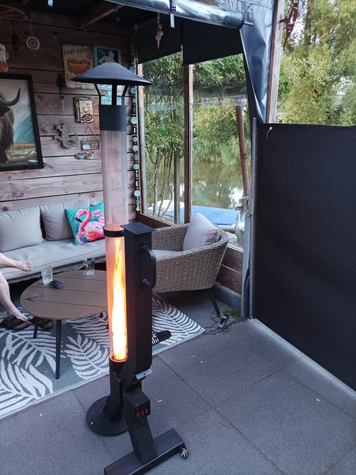 Pelletkachel voor buiten op een overdekt terras met loungeset, kussens en salontafel