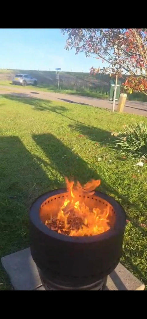 Flamesa vuurkorf met vlammen op een terras met uitzicht over het veld