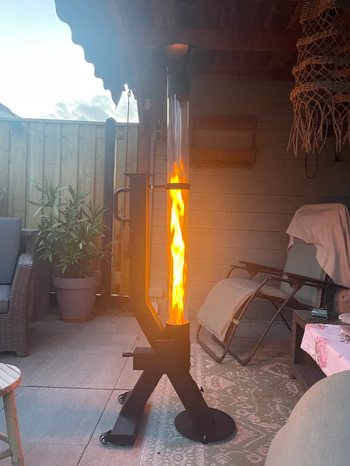 Pelletterrasverwarmer brandt op een overdekt terras met relaxstoelen en planten